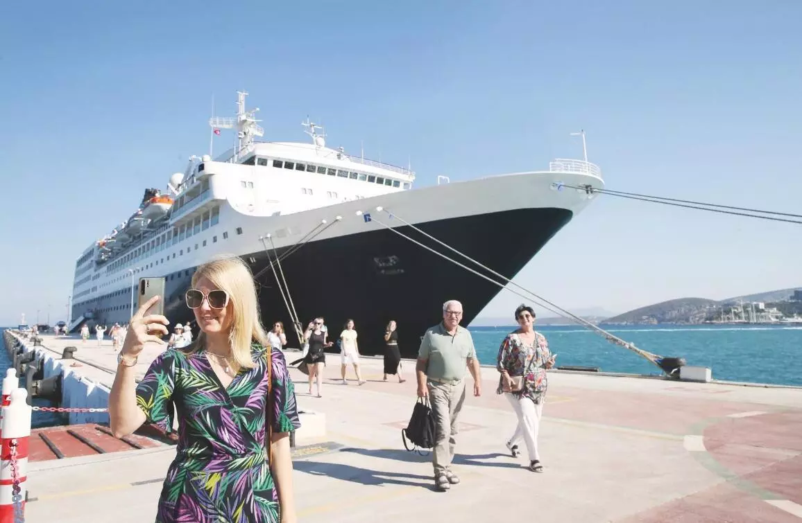 Kruvaziyerle 300 bin turist geldi
