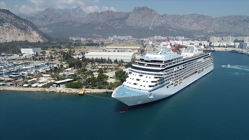 Antalya Limanı'na, Kruvaziyerlerle 30 binden Fazla Turist Geldi